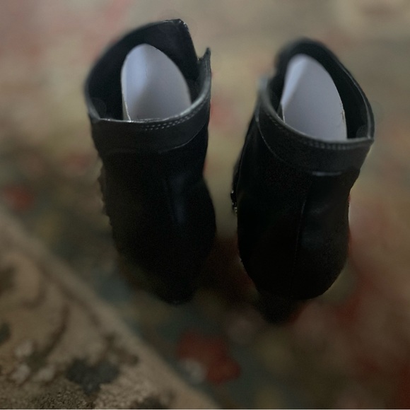 Spring Step Black Gray boots with Two inch heels - Picture 3 of 6